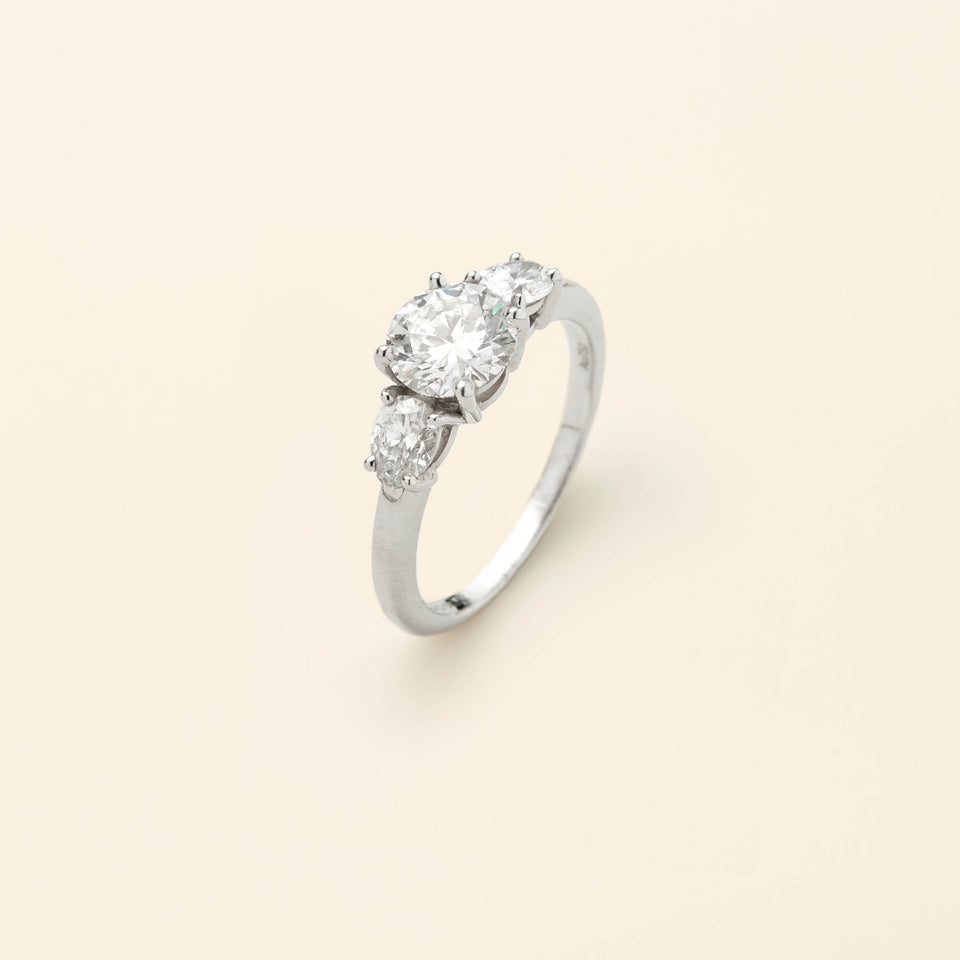 Triolet ring White gold