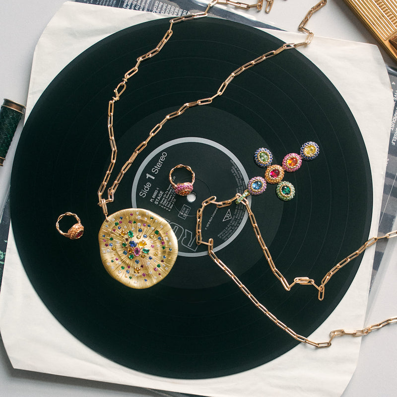 with　High　–　Talisman　–　Medal　Soleil　gold　Mellerio　colored　18k　Jewelry　necklace　and　sapphires　in　diamonds,　yellow　sapphires